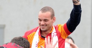 Gala fans greet Sneijder (Image from Sky Sports)