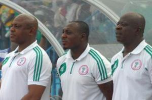 Keshi and Amokachi watch from the sidelines (Image from Futaa.com)