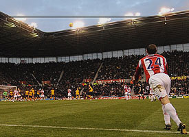 Delap gets ready to launch the ball into the box  (Image from EPLTALK.COM)