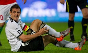 Miroslav Klose is struggling with fitness (Image from AP Photo/Gero Breloer)