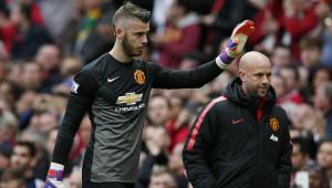 De Gea waves to the United fans after picking up an injury against Arsenal  (Image from Getty)