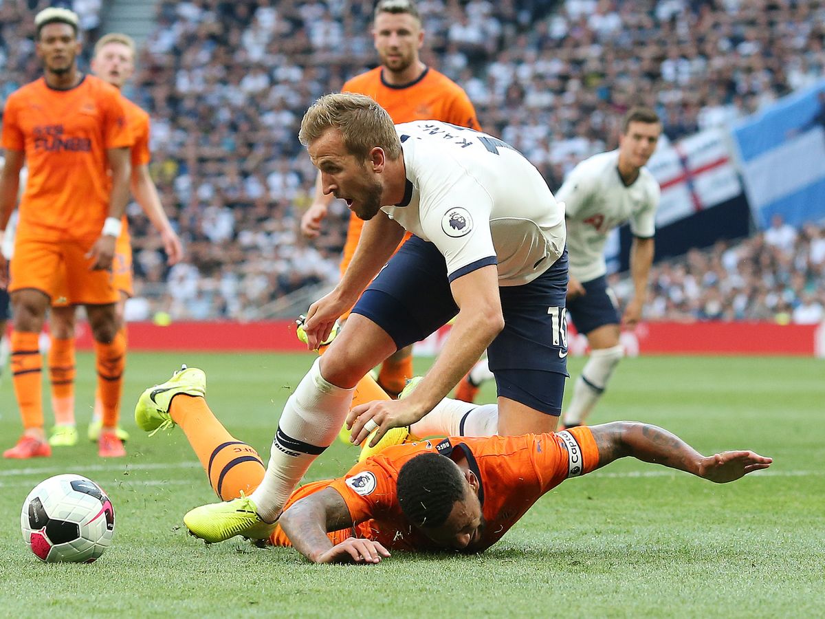Newcastle captain Lascelles tumbles in the box pulling Spurs striker Harry Kane to the ground but no penalty is given (Image from Tumblr)